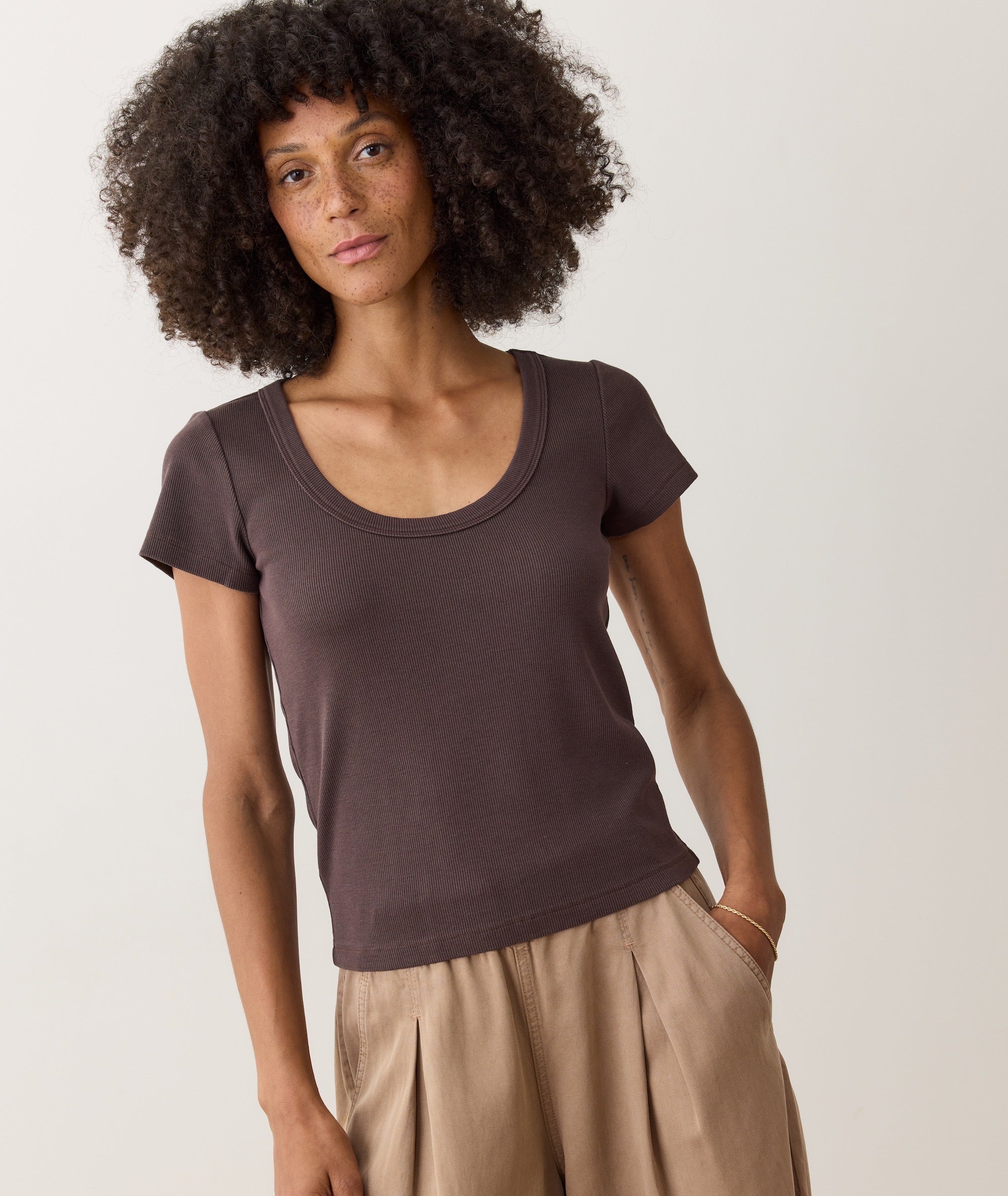 F1_W_18621_Sun_In_Lexi_Scoop_Neck_Tee_Coffee_Bean-35381-Final-Web